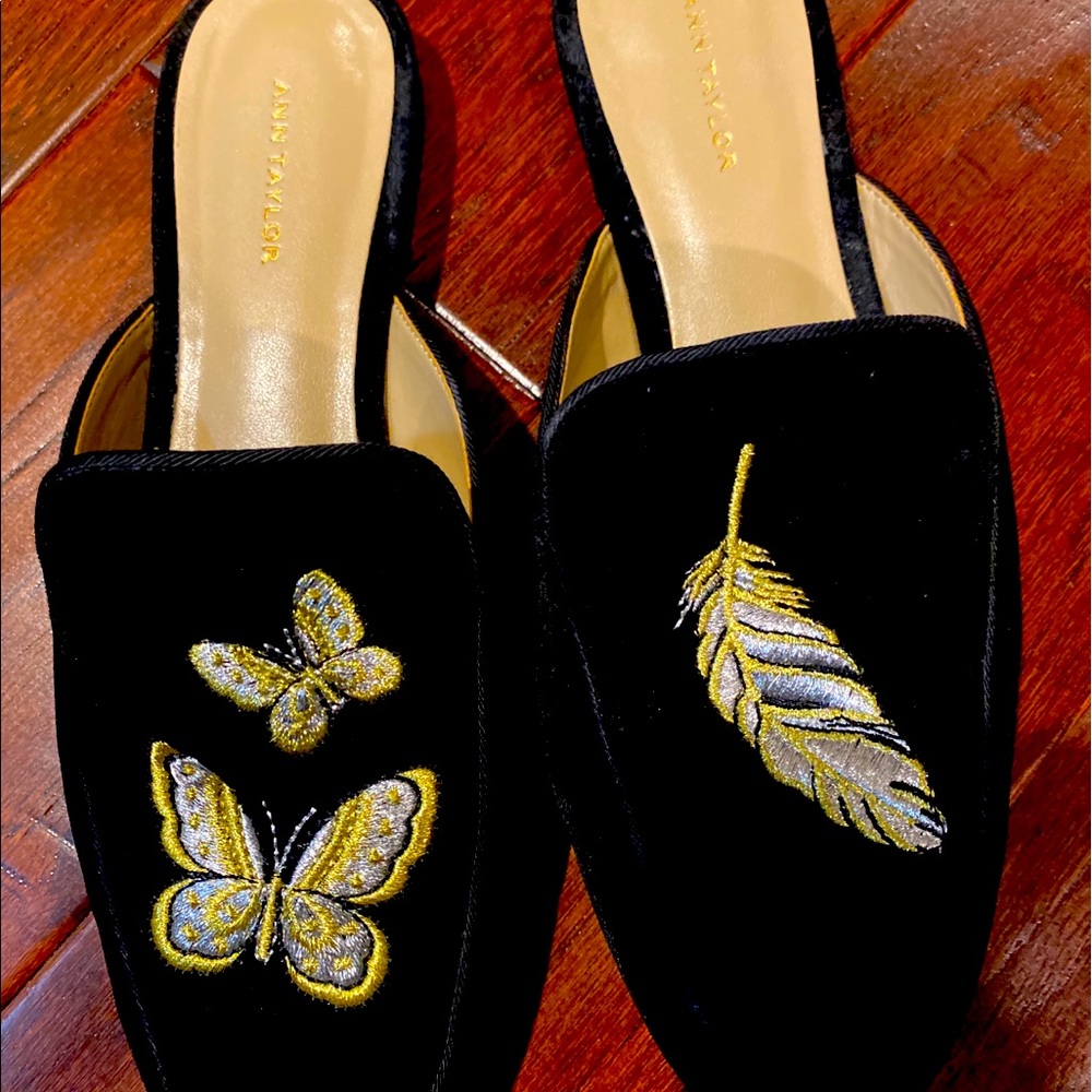 ✨ Black Ann Taylor Velvet Shoes ✨